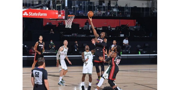 Der niemals gebende Geist von Milwaukee Bucks inspiriert die Menschen, sich vorwärts zu bewegen
